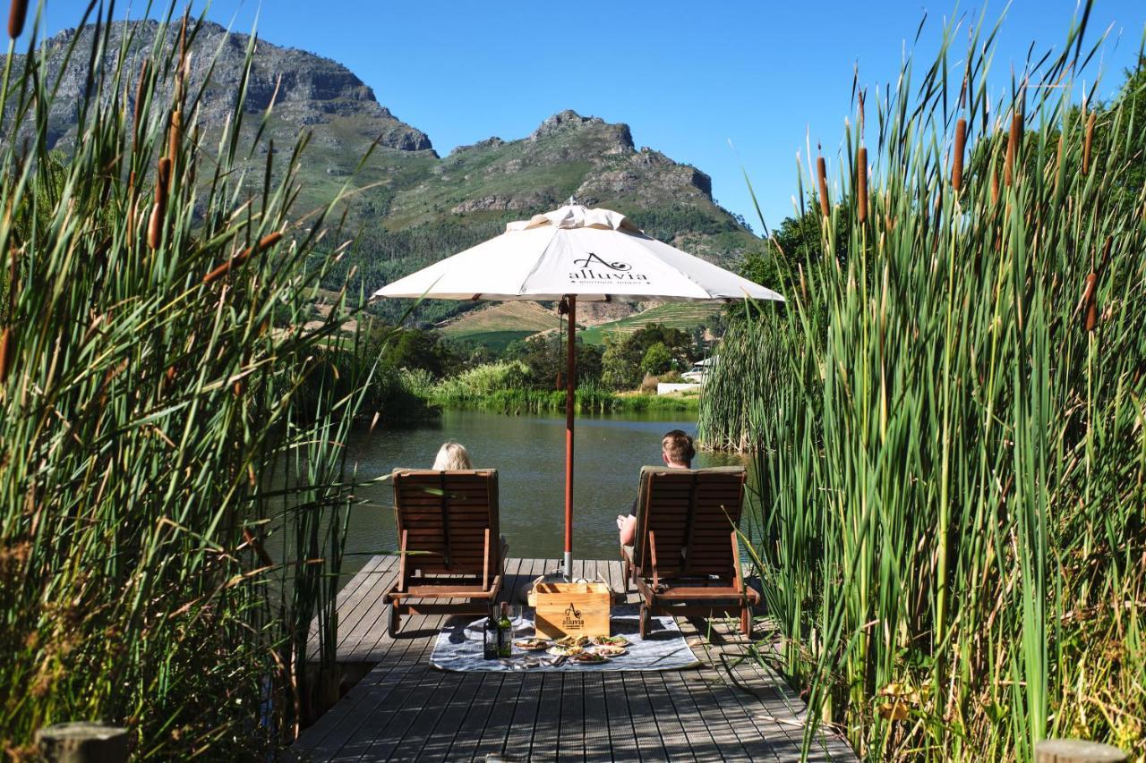 Alluvia Boutique Winery & Luxury Accommodation Stellenbosch Dış mekan fotoğraf The deck at the restaurant