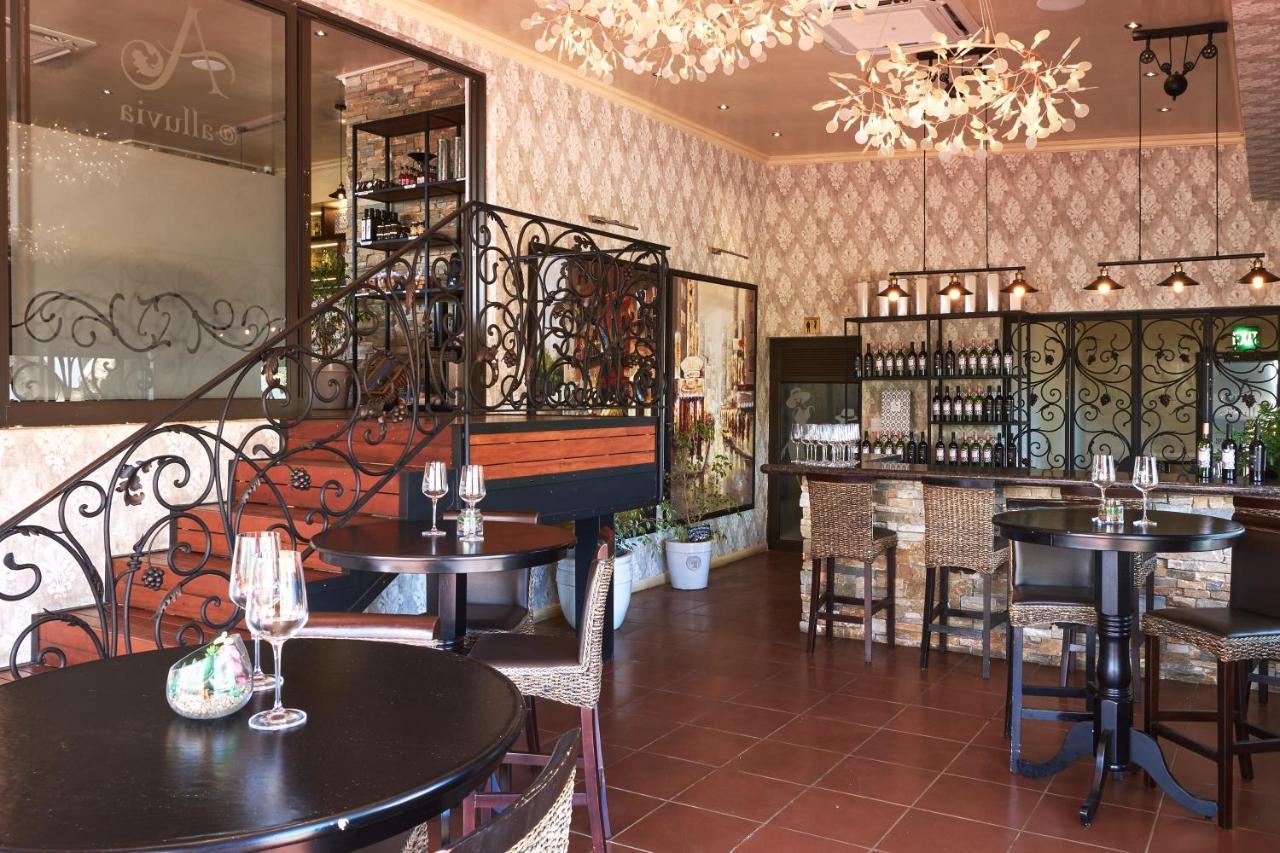 Alluvia Boutique Winery & Luxury Accommodation Stellenbosch Dış mekan fotoğraf The interior of the wine bar