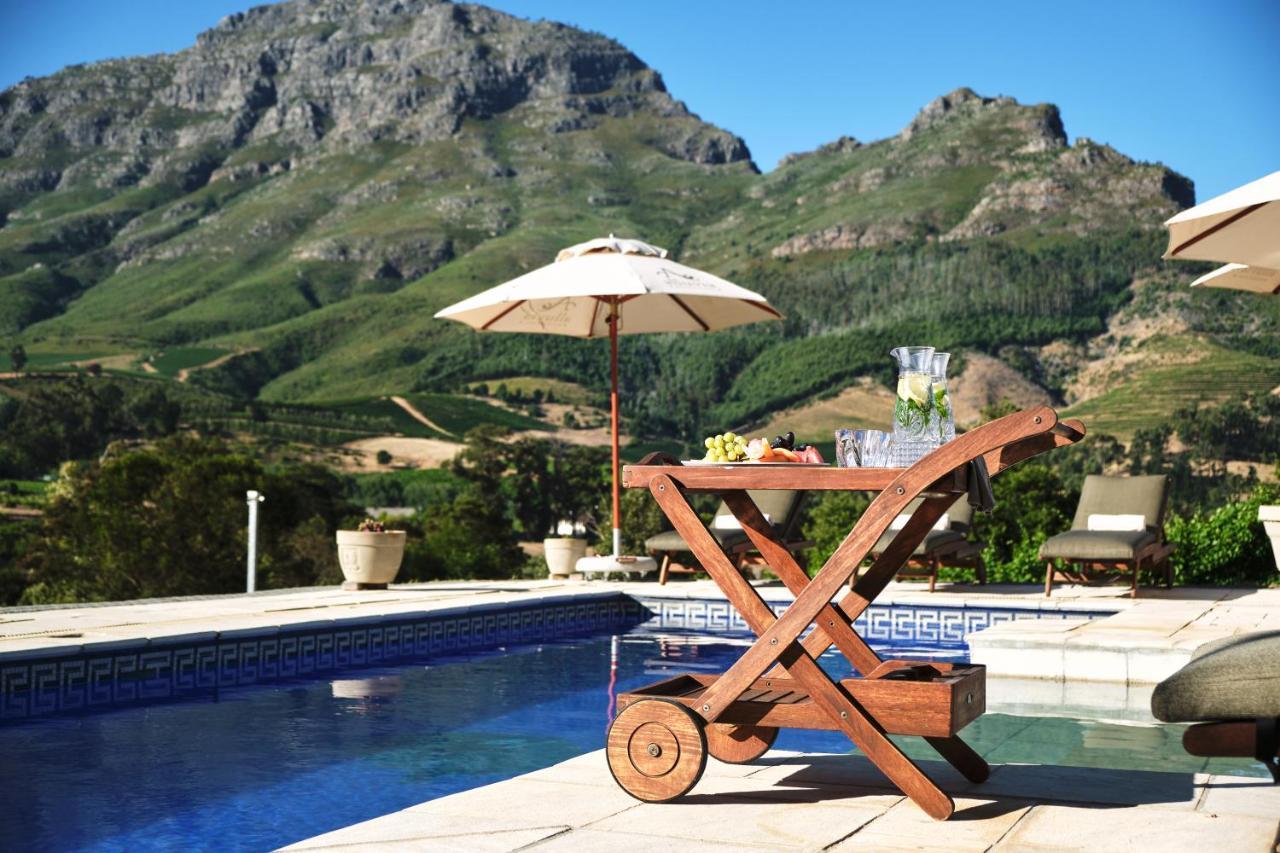 Alluvia Boutique Winery & Luxury Accommodation Stellenbosch Dış mekan fotoğraf A poolside bar cart