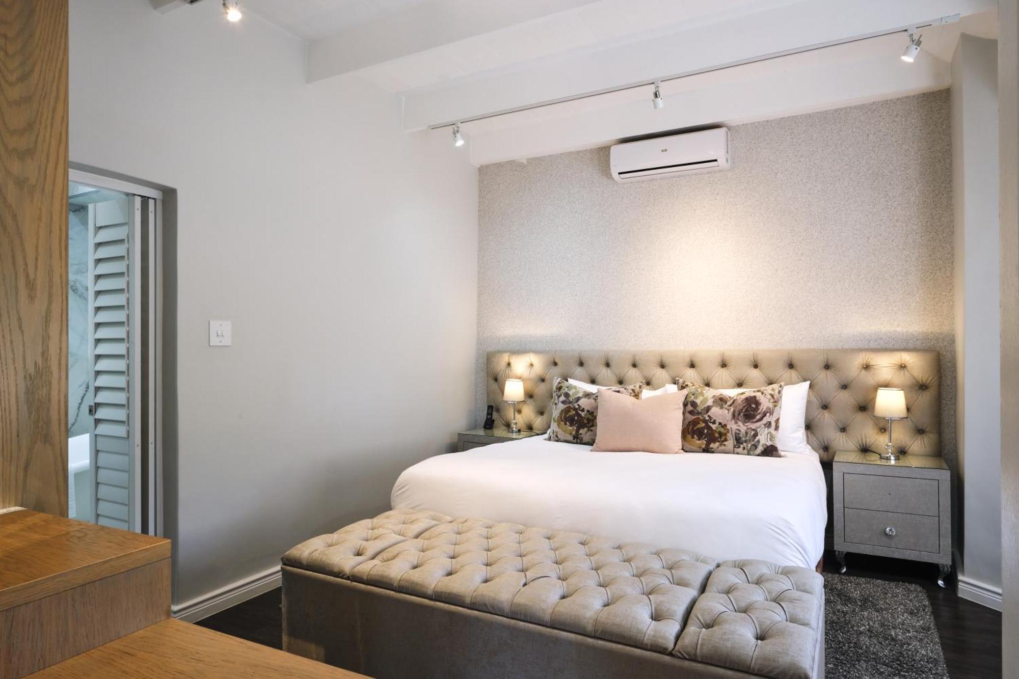 Alluvia Boutique Winery & Luxury Accommodation Stellenbosch Oda fotoğraf A bedroom at the Cape Heritage