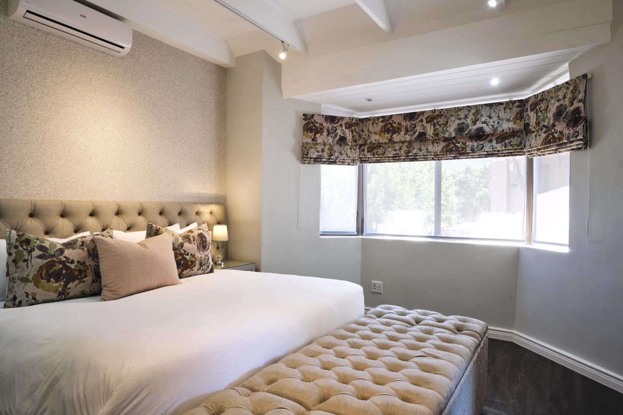 Alluvia Boutique Winery & Luxury Accommodation Stellenbosch Oda fotoğraf A bedroom with a window valance