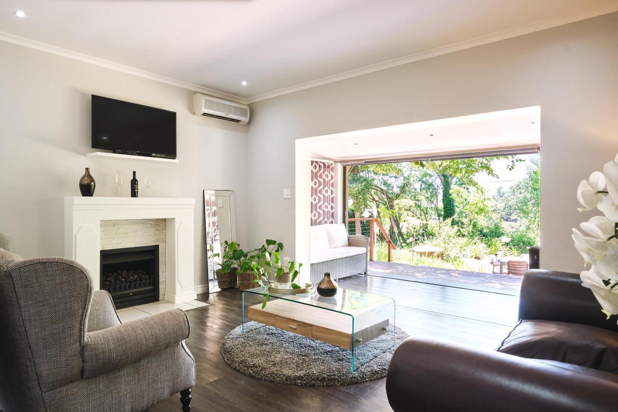 Alluvia Boutique Winery & Luxury Accommodation Stellenbosch Oda fotoğraf A living room with a fireplace