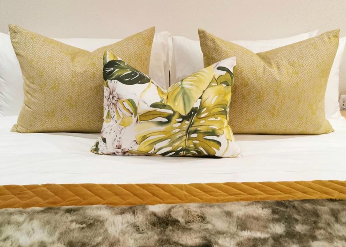 Alluvia Boutique Winery & Luxury Accommodation Stellenbosch Oda fotoğraf A bed with decorative pillows