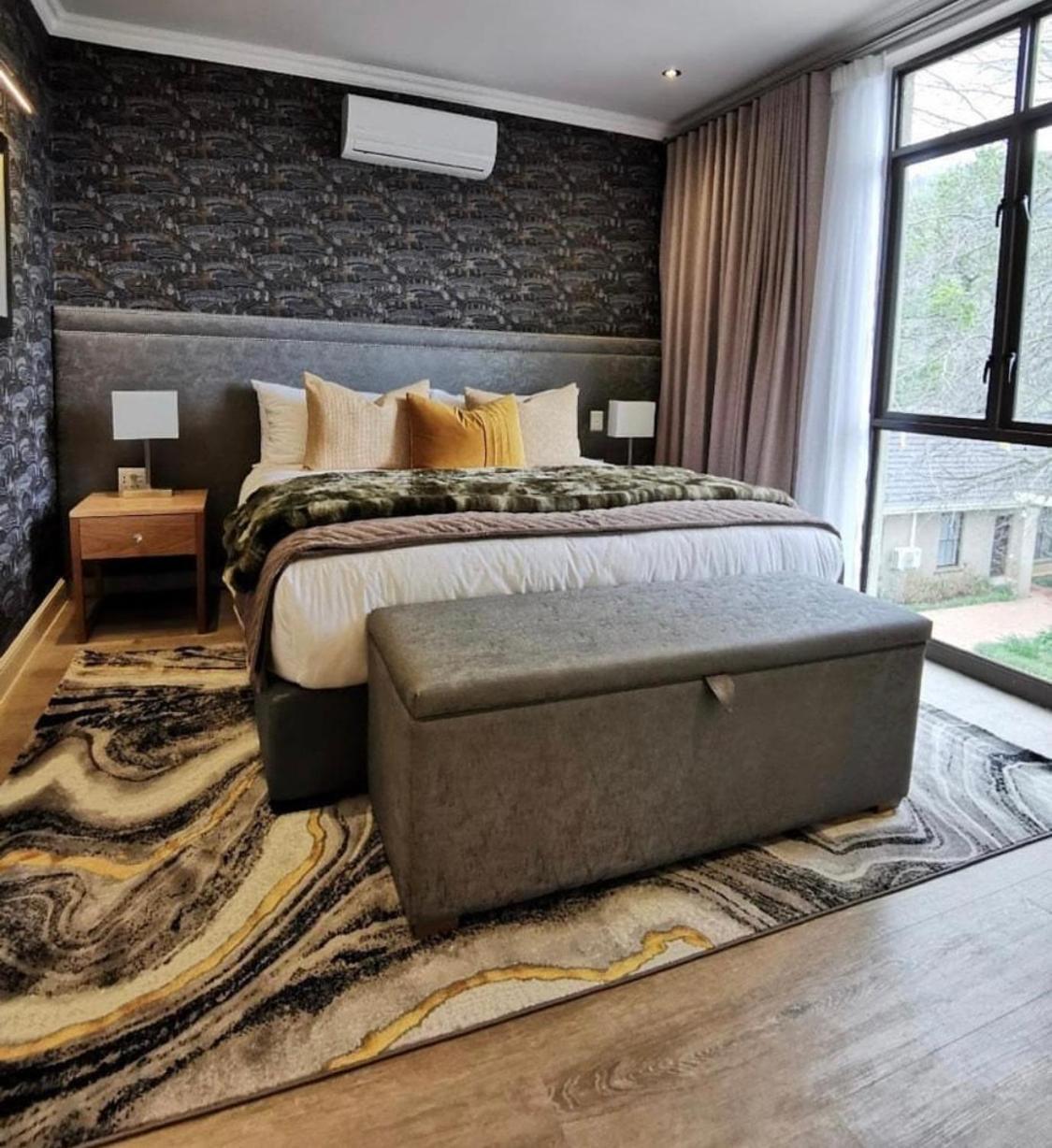 Alluvia Boutique Winery & Luxury Accommodation Stellenbosch Oda fotoğraf A bedroom with a storage bench